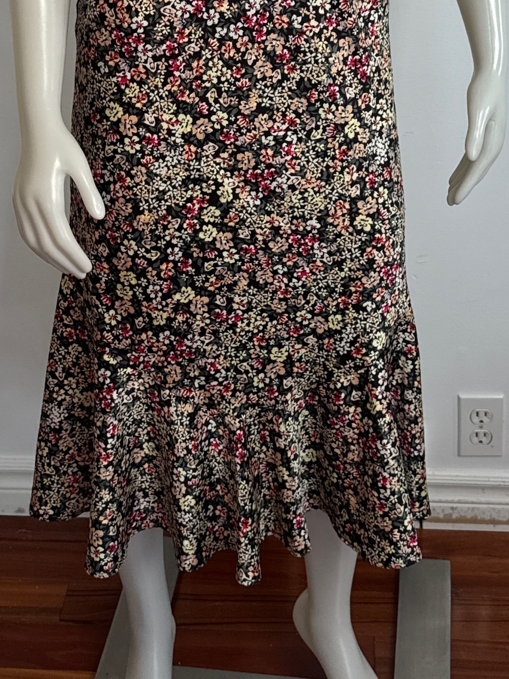DYNAMITE - FLORAL Satin Slip Dress. Midi length. Mermaid Swing Hem. XS - Picture 3 of 6